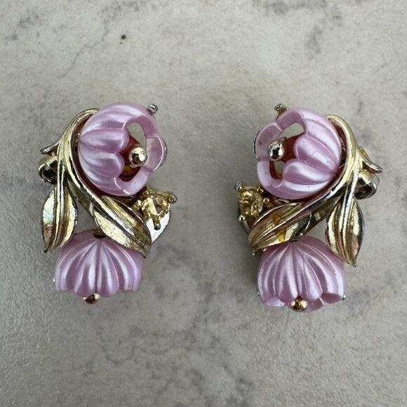 Vintage Molded Resin &‎ Enamel Flower Clip on Earrings - Picture 3 of 5